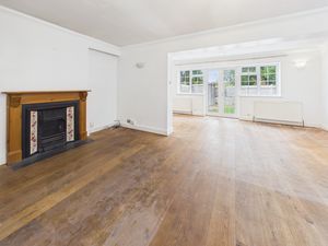 LIVING ROOM- click for photo gallery